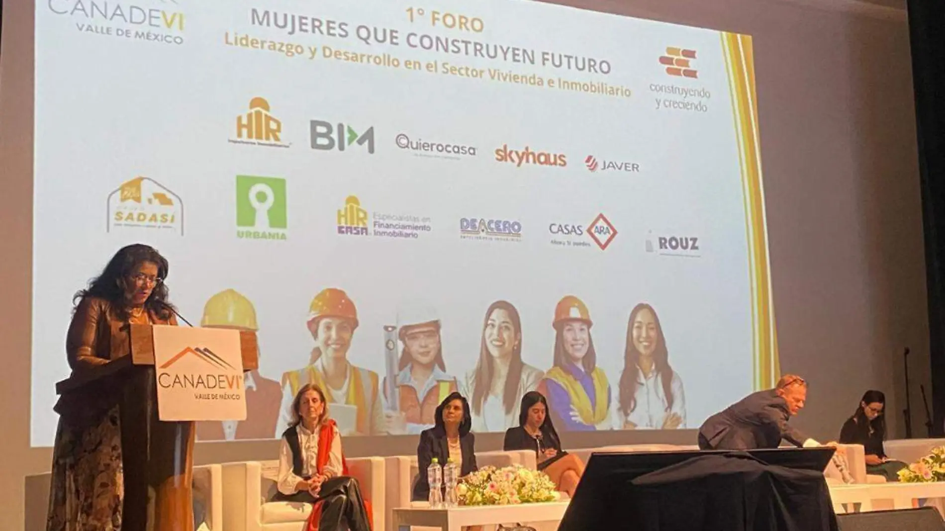 mujeres construyendo el futuro